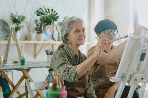 Vista previa: Retired Woman Drawing with Her Teacher