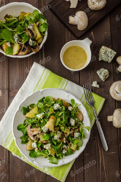 Preview: Fresh salad with vegetable and blue cheese
