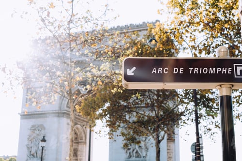 Preview: Paris landmark Arc de Triomphe and sign pointing to it