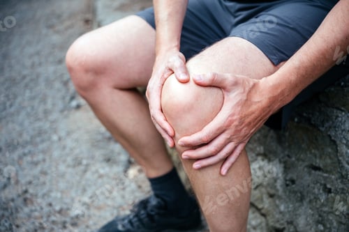 Preview: Male athlete having patellofemoral pain syndrome, common sports injuries
