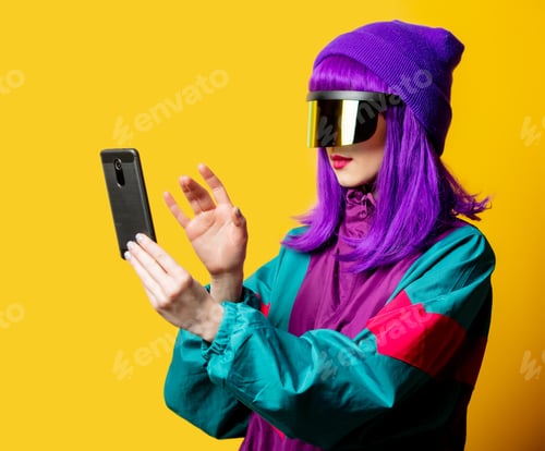 Preview: Style woman in VR glasses and 80s tracksuit with mobil ephone on yellow background