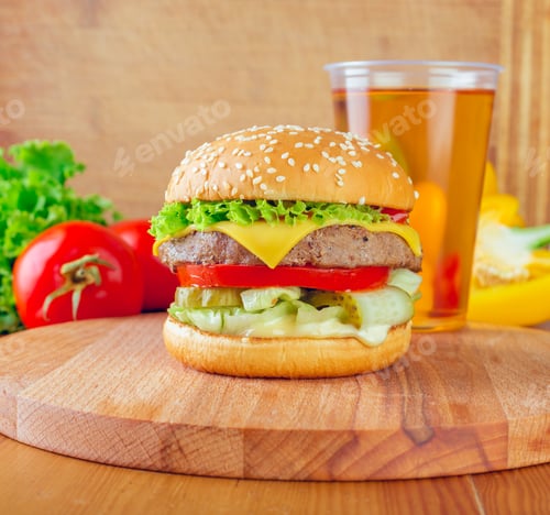 Preview: Tasty burger with fresh ingredients on wooden board accompanied by a refreshing drink