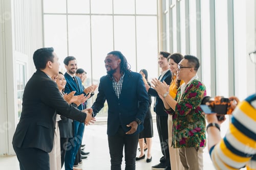 Vorschau: Feiern Sie mit Kollegen den Sieg zum Geschäftserfolg. Geschäftsfeier, Party, Veranstaltung mit Partner