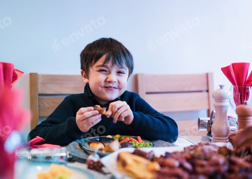 Visualização: Criança feliz jantando domingo em casa, Menino criança almoçando com a família.
