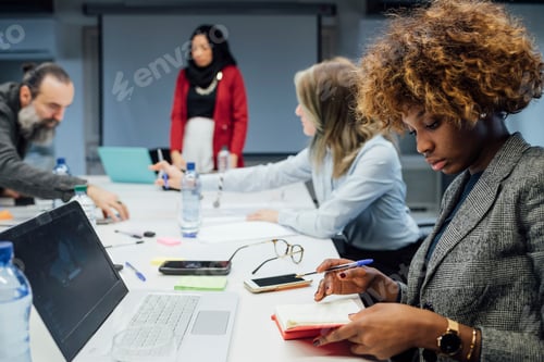 Visualização: Parceiros de negócios em reunião de brainstorming no escritório