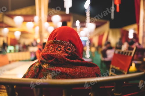 Preview: Woman under her hood