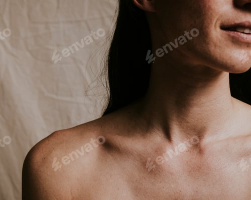 Preview: Woman, bare neck & shoulders closeup photo