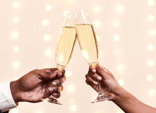 Visualização: Recorte de homem e mulher africanos brindando com champanhe