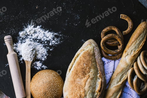 Preview: Bread border on dark background