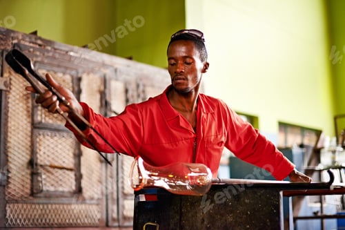 Preview: Hes an expert glassworker