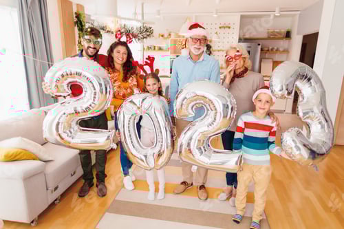 Visualização: Família segurando balões em forma de números 2023 representando o próximo Ano Novo