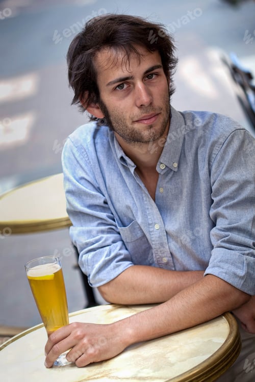 Preview: Drinking a beer on a French bistro terrace