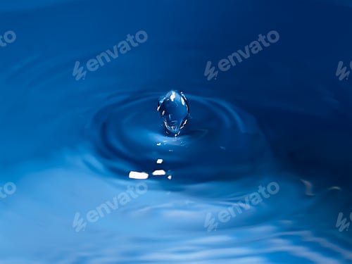 Preview: Closeup shot of a splashing water droplet