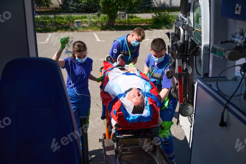 Preview: Ambulance team transports a patient with polytrauma