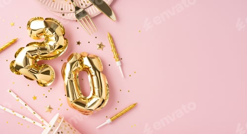 Visualização: Uma cena festiva de aniversário com balões dourados e chapéus de festa