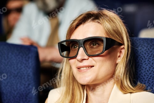Preview: Woman Watching 3D Film
