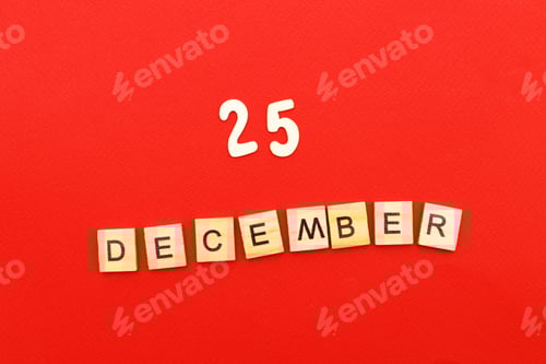 Visualização: inscrição 25 de dezembro feita por cubos de madeira em um fundo vermelho.