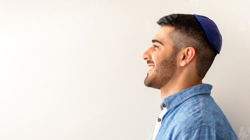 Preview: Closeup portrait of smiling jewish man in yarmulke