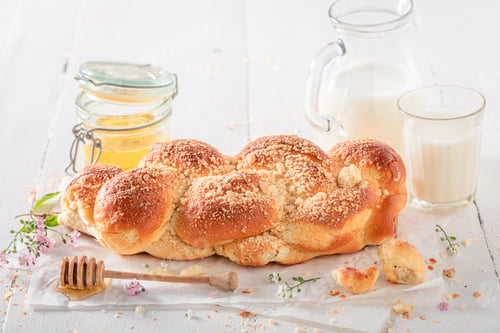 Preview: Homemade and hot golden challah for a tasty breakfast.