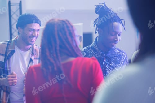 Vorschau: Freunde treffen sich und feiern im Club