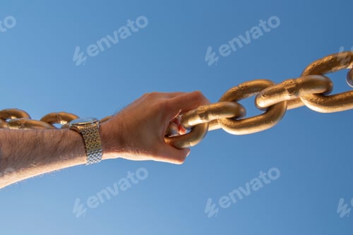 Preview: Holding a large gold chain