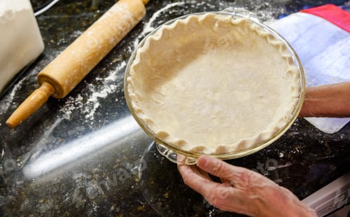 Vorschau: Eine wunderschöne Cremetuchenkruste ist bereit für die Füllung.