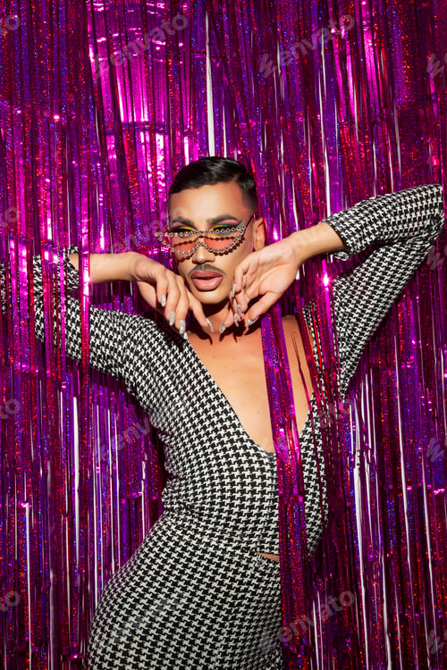 Preview: Closeup portrait of drag queen diva with fuchsia glitter background