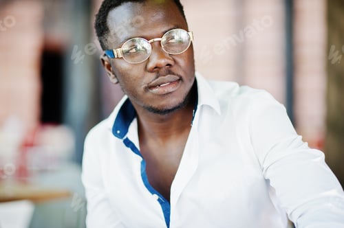 Preview: Stylish Man in White Shirt and Gold Glasses
