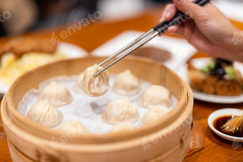 Preview: Chinese style steamed xialongbao in restaurant