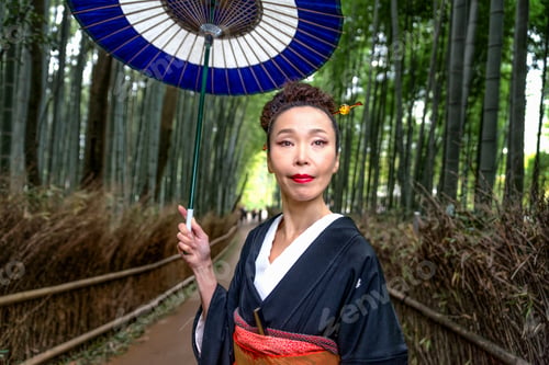 Preview: Japanese woman with kimono in Arashiyama bamboo forest