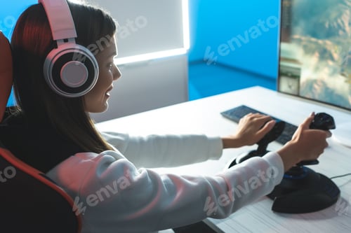 Preview: The gamer girl playing video games online