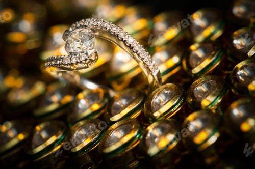 Preview: Gold ring with one big and many small diamonds