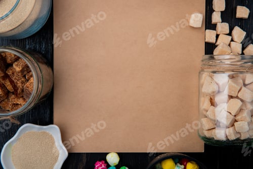 Visualização: vista superior de um caderno de desenho com vários tipos de açúcar e doces em tigelas e potes de vidro