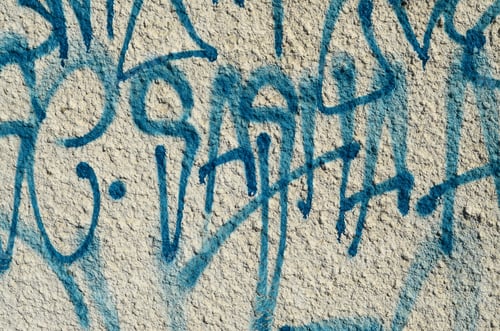 Visualização: Pintura danificada de parede desgastada com concreto