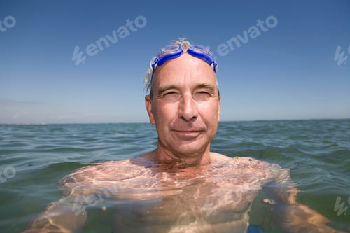 Preview: Mature man swimming