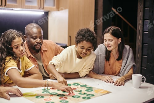 Vista previa: Family playing board game together