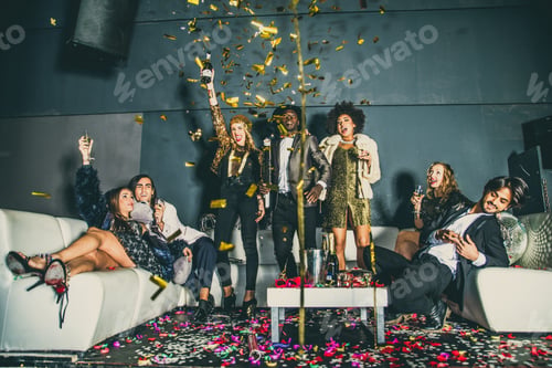Vista previa: Amigos festejando en una discoteca