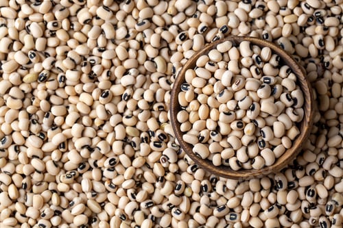 Preview: Black-eyed Beans texture background. Cowpea beans. Dried legumes.
