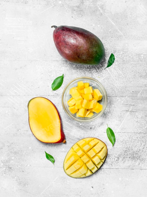 Preview: Pieces of fresh mango in a glass bowl.