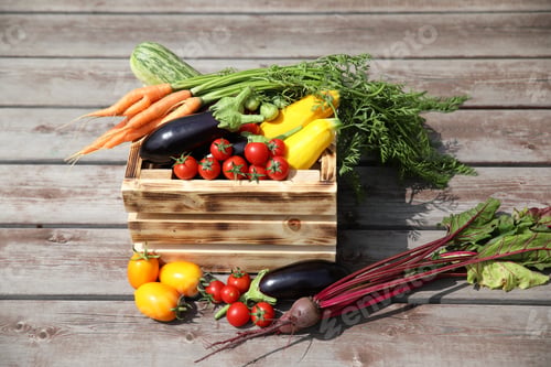 Preview: fresh vegetables in a wooden box, close-up