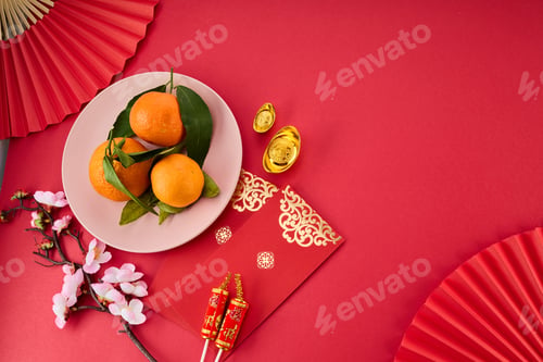 Vista previa: Año nuevo chino. Sobre rojo, flores, mandarinas, decoraciones festivas sobre fondo rojo