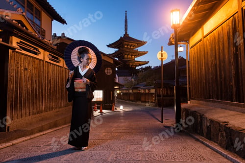 Preview: Asian woman with kimono walking at Yasaka Pagoda in Kyoto