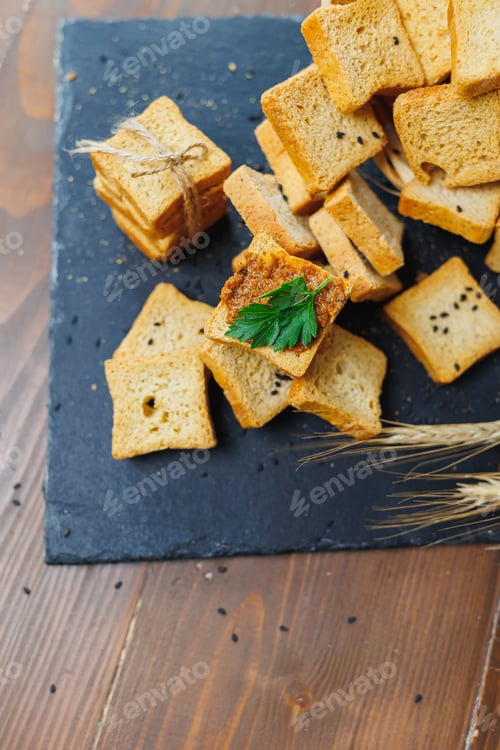 Preview: Fresh croutons made of whole grain flour, golden in color. Toasts for delicious sandwiches