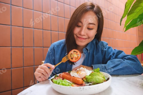 Preview: Portrait image of a young woman eating salad