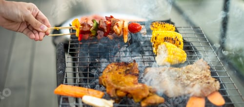 Vista previa: delicious grilled meat with smoke, BBQ with vegetables in outdoor. Barbecue, Party and picnic