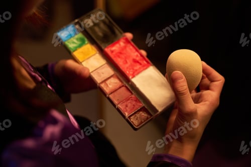 Vista previa: Hand of youthful girl holding sponge