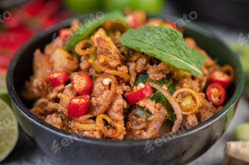 Preview: Spicy pork chops in a black cup consisting of lemons Chili and side dishes