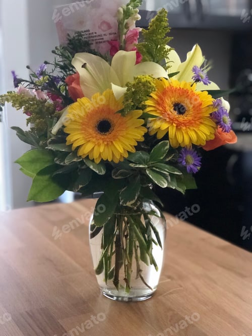 Preview: Bouquet of flowers in vase in kitchen