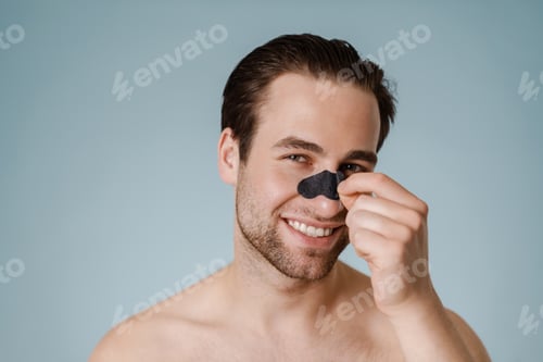 Vista previa: Close up of a brunette shirtless man with stubble