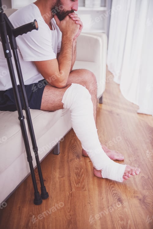 Preview: Injury man in doctor